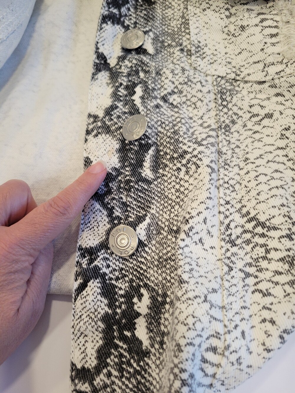 POL Crue Snakeskin Print Distressed Cropped Jacket Black Cream L Frayed Western - Picture 15 of 15